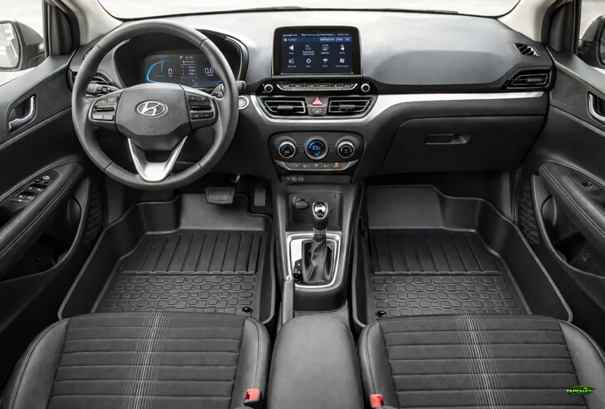 Interior do veículo com tapete Tapemax